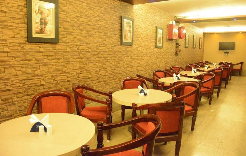 Hotel Eden Roc Bhubaneswar Exterior photo